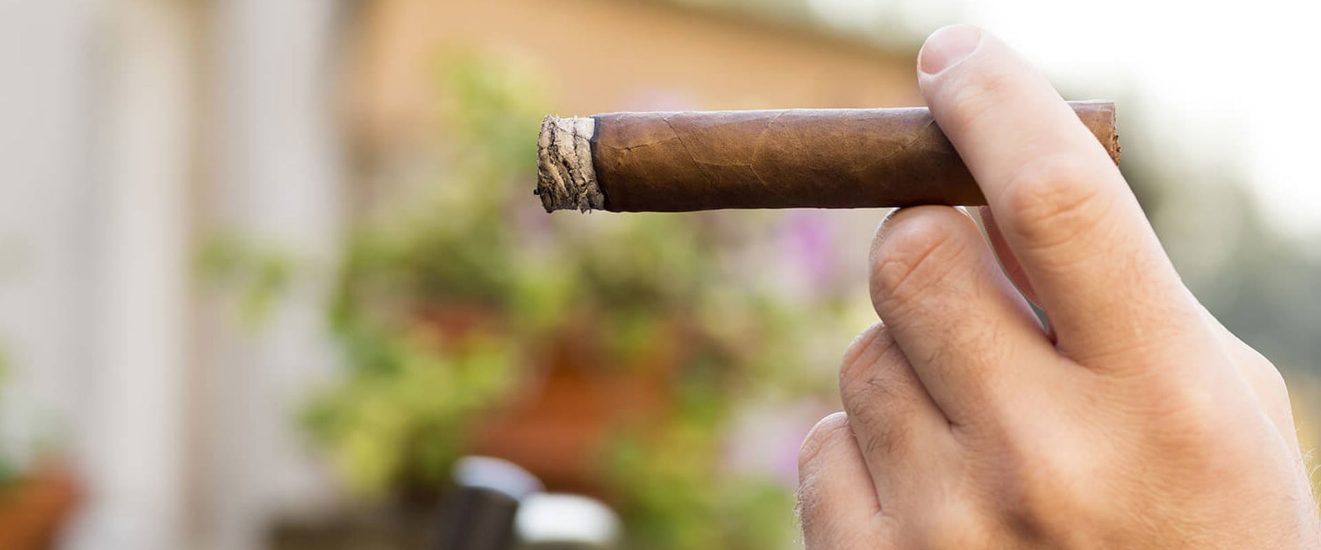 How to Smoke a Cigar the Right Way